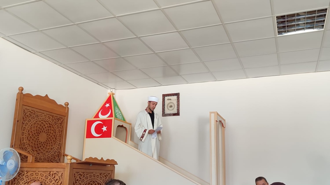 Cuma Namazı ;Tatbikat Camiinde Öğrencilerimiz Tarafından Kıldırılıyor.